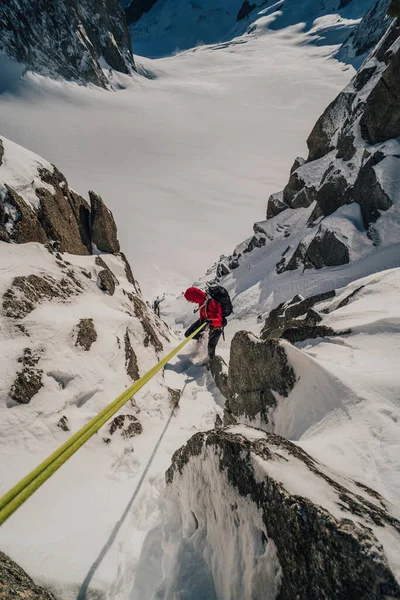 Alpinismo Inverno Alpinismo Mont Blanc Masiff França Alpinista Descendo Sobre — Fotografia de Stock