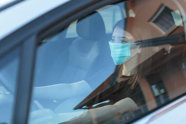 Uma Mulher Caucasiana Uma Máscara Facial Dirigindo Carro — Fotografia de Stock