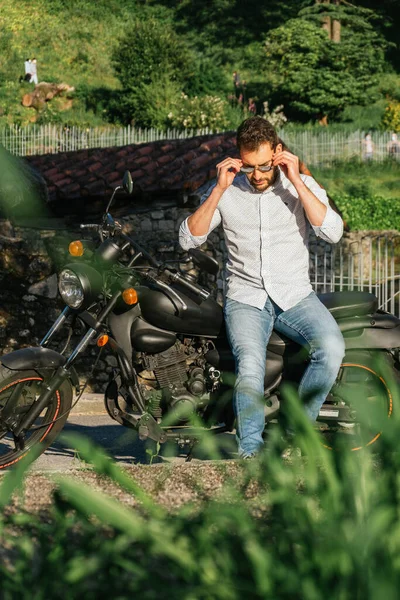 Cool Attractive Slovenian Man Sunglasses Sitting Bike — ストック写真