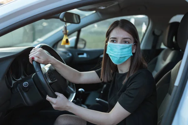 Uma Mulher Caucasiana Uma Máscara Facial Dirigindo Carro — Fotografia de Stock