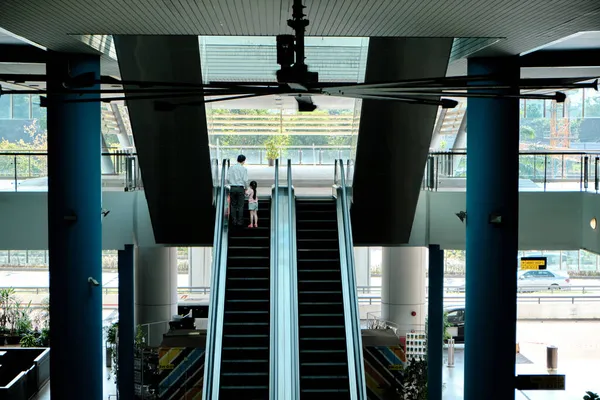 Duas Escadas Rolantes Modernas Prédio Escritórios Públicos Com Paredes Vidro — Fotografia de Stock