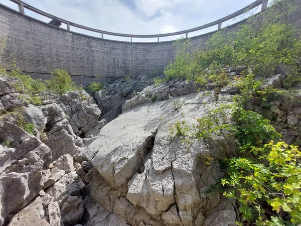 Een Oude Dam Omringd Door Rotsen Onder Het Zonlicht Een — Stockfoto