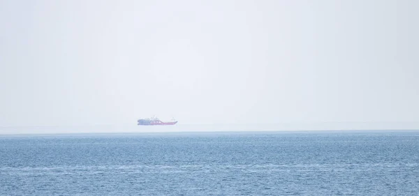 Ein Großes Schiff Das Nebligen Horizont Auf Einem Meer Segelt — Stockfoto