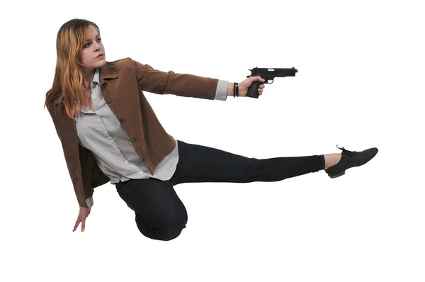 Una Bella Femmina Caucasica Posa Mentre Spara Una Pistola Isolata — Foto Stock