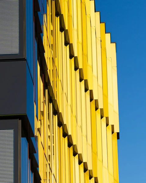 Tiro Vertical Uma Reflexão Amarela Brilhante Edifício Espelhado Moderno — Fotografia de Stock