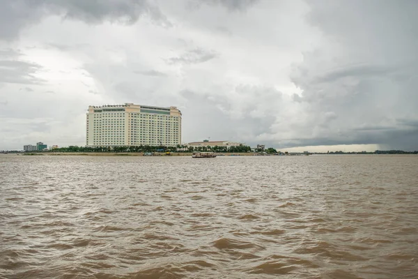 Phnom Penh Cambodia Aug 2017 Luxury Hotel Built River Bank — Stock Photo, Image