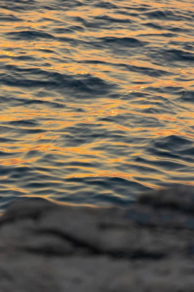 Dalgalı Güzel Bir Deniz Yüzeyinin Dikey Görüntüsü — Stok fotoğraf