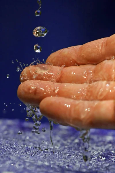 Eine Nahaufnahme Von Wassertropfen Auf Einer Hand — Stockfoto