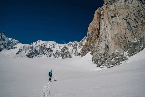 Alpinista Caminando Sobre Glaciar Montañismo Mont Blanc Masiff Paisaje Alpino — Foto de Stock