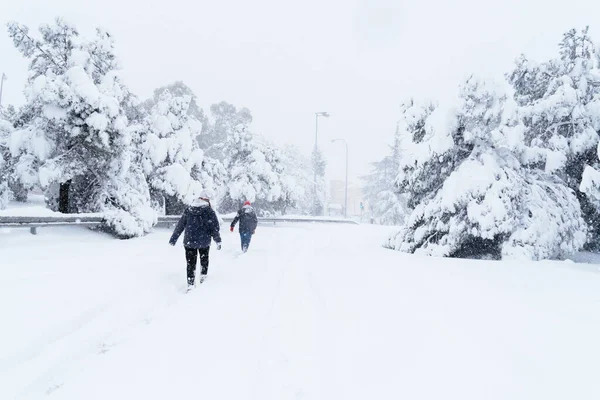 Pessoas Andando Estrada Cidade Coberto Neve Durante Neve Pesada Storm — Fotografia de Stock