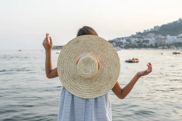 Back View Female Straw Hat Standing Shore — Stock Photo, Image