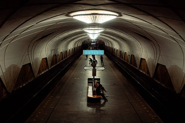 Сценарий Станции Метро Ожидающих Пассажиров — стоковое фото