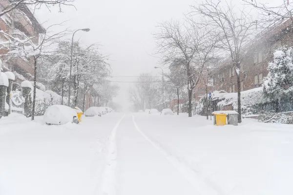 Widok Ulicę Miasta Pokrytą Śniegiem Podczas Obfitych Opadów Śniegu Uwięzionych — Zdjęcie stockowe