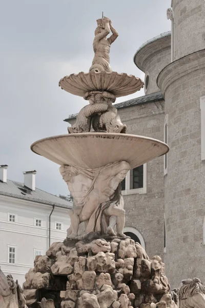 Plano Vertical Una Fuente Medio Plaza Residenzplatz Salzburgo Austria —  Fotos de Stock