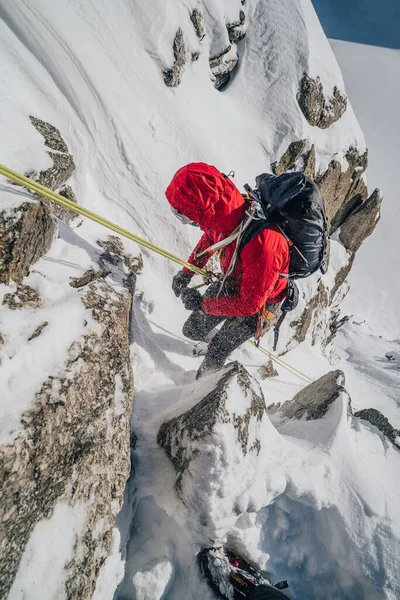 冬季登山运动 法国勃朗峰 Mont Blanc Masiff 的阿尔卑斯山脉 一个从山上掉在绳子上的爬山虎 — 图库照片