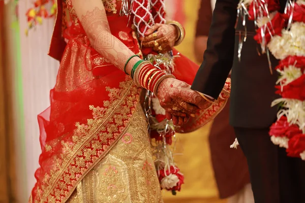 Een Close Van Bruidegom Bruid Hand Hand Tijdens Een Traditionele — Stockfoto