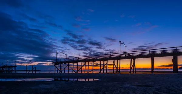 Krásný Výhled Dřevěný Přístav Nad Pobřežím Při Západu Slunce — Stock fotografie