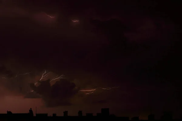 一个美丽的镜头在一座城市上方的暴风雨般的天空中 — 图库照片