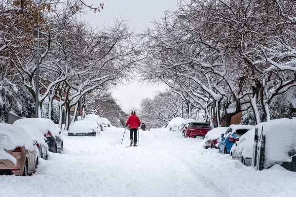 Pessoas Andando Uma Rua Cidade Durante Tempestade Neve Pesada Mudanças — Fotografia de Stock