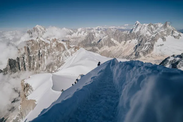 高山のピーク Aiguille Midiや他の有名な高山の山々 アルピニズム 氷河や雪 — ストック写真