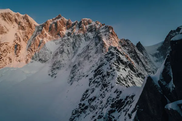 高山のピーク Aiguille Midiや他の有名な高山の山々 アルピニズム 氷河や雪 — ストック写真