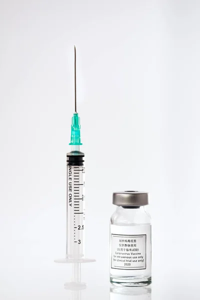 Uma Seringa Uma Vacinação Com Covid Num Recipiente Vidro — Fotografia de Stock