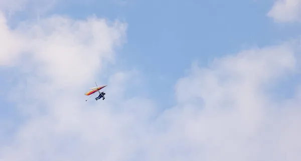 Person Paragliding Blå Himmel — Stockfoto
