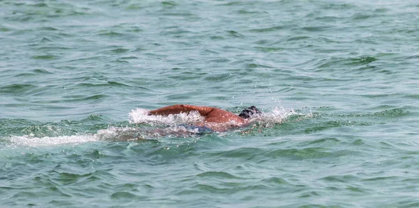 Чоловік Плаває Сонячному Морі — стокове фото