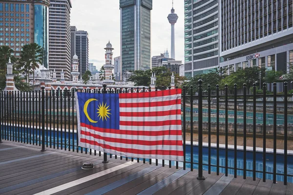 クアラルンプールのメルデカ広場の柵から吊るされたマレーシアの旗 — ストック写真