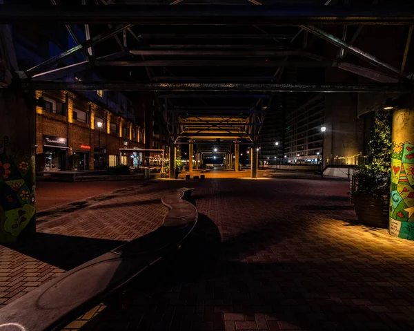 Тёмная Улица Мостом — стоковое фото