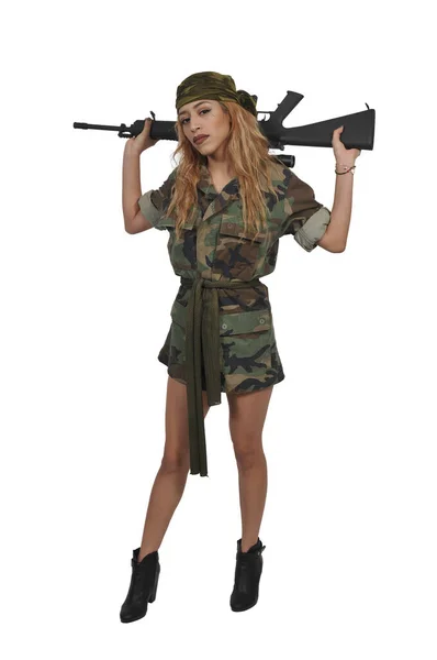 Mladá Žena Sexy Vojenském Kostýmu Pózuje Útočnou Puškou Bílém Pozadí — Stock fotografie