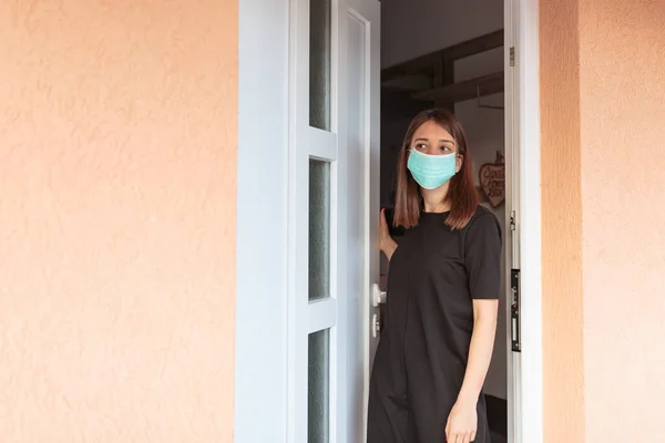 Kaukasisk Kvinna Med Ansiktsmask Som Lämnar Huset Pandemin — Stockfoto