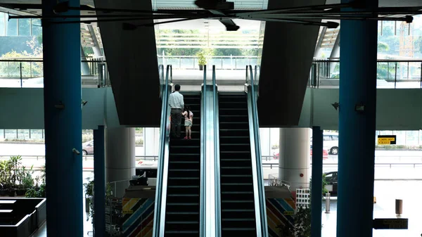 Dos Escaleras Mecánicas Modernas Edificio Oficinas Públicas Con Paredes Vidrio — Foto de Stock