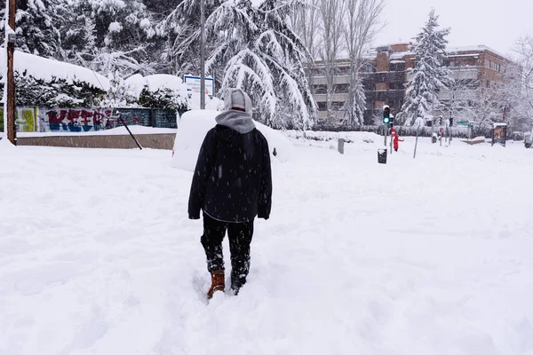 Casal Jovem Andando Uma Rua Cidade Durante Tempestade Neve Pesada — Fotografia de Stock