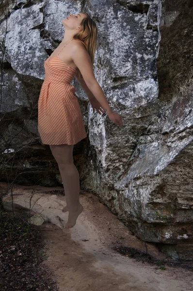 Uma Jovem Mulher Caucasiana Flutuando Uma Caverna Depois Ser Possuída — Fotografia de Stock