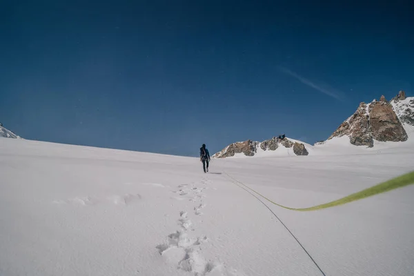 Ein Alpinist Auf Einem Gletscher Bergsteigen Mont Blanc Masiff Hochalpine — Stockfoto