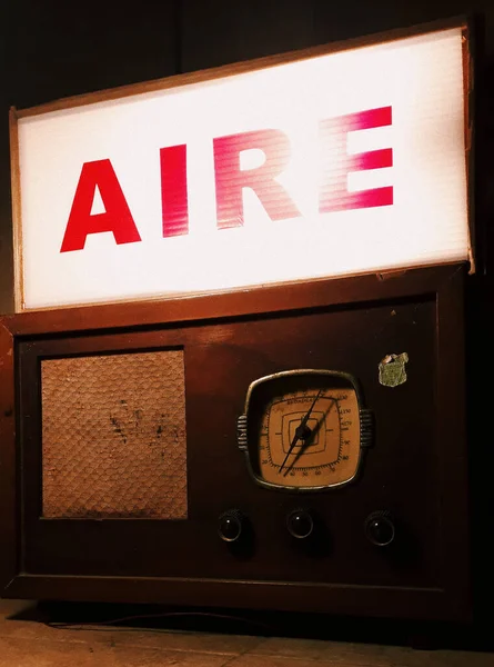 Plan Vertical Une Vieille Radio Vintage Avec Une Pancarte Ondes — Photo