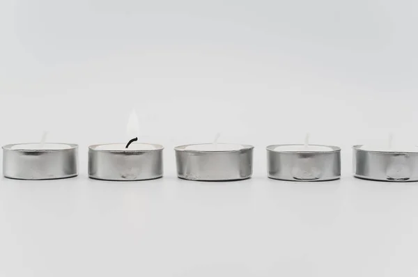 Σειρά Από Λευκό Αρωματικό Κερί Τσάι Φώτα Ένα Λευκό Τραπέζι — Φωτογραφία Αρχείου