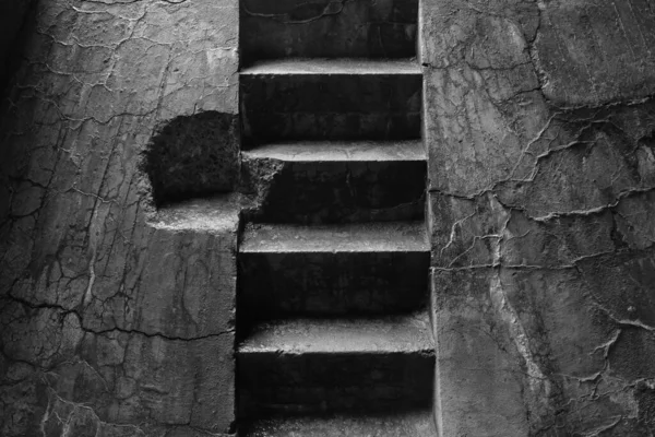 Серый Снимок Старой Узкой Каменной Лестницы Поврежденными Частями — стоковое фото