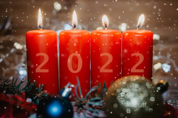 Vier Rode Brandende Adventskaarsen Met 2022 Tekst Kerstversieringen Onder Sneeuw — Stockfoto