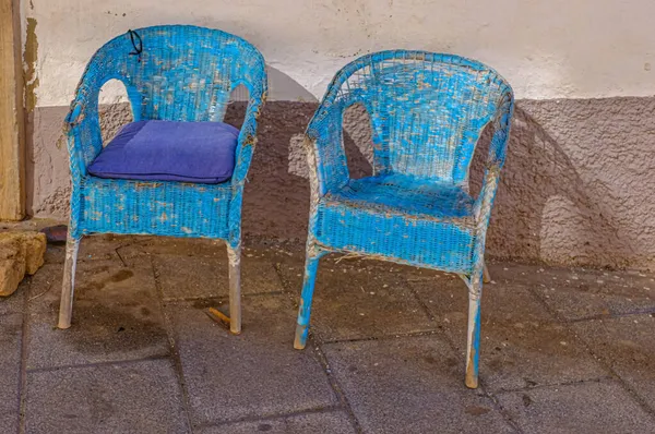 Dışarıdaki Birkaç Paslı Sandalyenin Yakın Çekimi — Stok fotoğraf