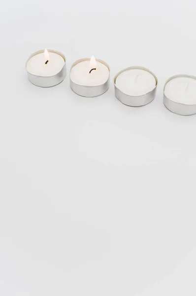 Linha Luzes Chá Cera Perfumada Branca Uma Mesa Branca Com — Fotografia de Stock