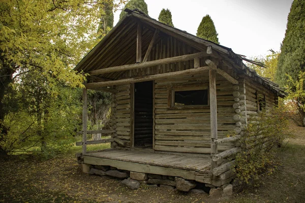 田舎の晴れた日に古い丸太の壁の小屋 — ストック写真