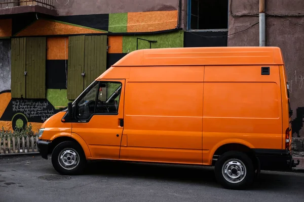 Yerevan Armenia Octubre 2021 Ford Transit Naranja Estacionado Cerca Edificio — Foto de Stock