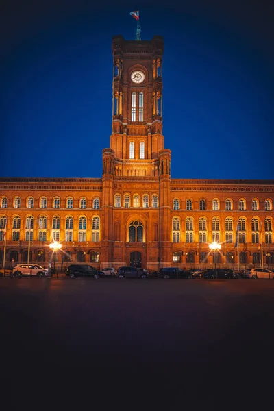 德国柏林的Rotes Rathaus在夜间与蓝天的垂直拍摄 — 图库照片