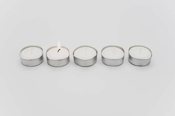 白色台面上有一排带有复制空间的白色香味蜡茶灯 — 图库照片