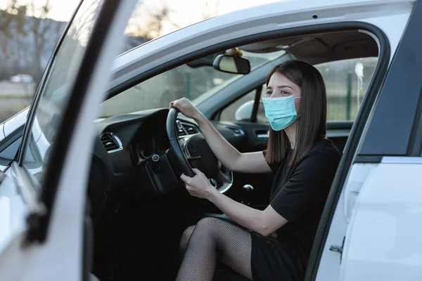 Vit Kvinna Ansiktsmask Sitter Bil Med Öppen Dörr — Stockfoto