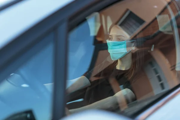 Vit Kvinna Ansiktsmask Som Kör Bil — Stockfoto
