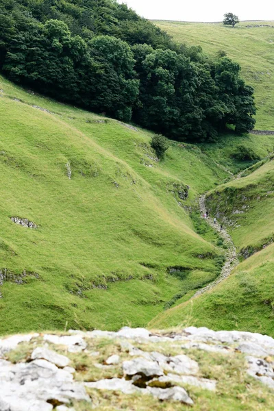 英国の緑豊かなピーク地区国立公園 キャッスルトンの美しい景色 — ストック写真
