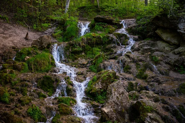 Высокоугольный Снимок Каскадного Водопада Лесу — стоковое фото